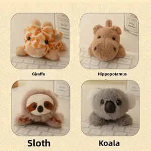 Dettaglio di peluche magnetici a forma di giraffa, ippopotamo e koala su tastiera