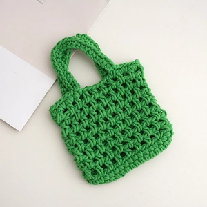 Handgefertigte grüne Häkeltasche aus Baumwollseil mit gewebtem Hohlmuster für Damen