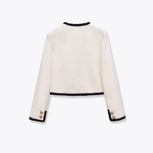 Veste en tweed blanc de style français avec boutons dorés et bordure noire, vue de dos