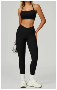 Détail du legging de yoga taille haute avec taille croisée et poches latérales