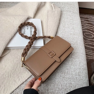 Détail du sac bandoulière marron moka avec poignée tressée et similicuir texturé