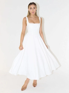 Détail de la robe blanche élégante à col carré sans manches avec une coupe ajustée