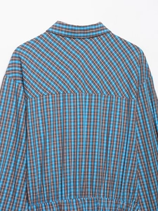 Détails du motif à carreaux et de la couture épaule au dos d'une robe bleu et marron