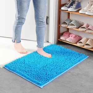 Absorberende zachte blauwe chenille badmat met antislip achterkant voor de badkamervloer
