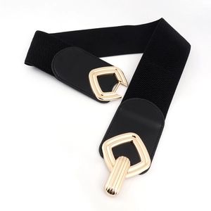 Vue détaillée de la boucle en métal doré géométrique sur une ceinture élastique noire