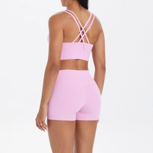 Détail de l'ensemble de yoga rose avec brassière à dos croisé et short taille haute