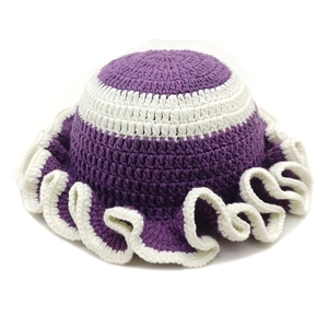 Dettaglio cappello pescatore fatto a mano all'uncinetto con bordi ondulati viola e beige