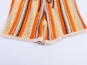 Détail d'un short en maille à rayures orange et marron avec cordon de serrage