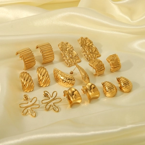 Lot de boucles d'oreilles dorées en acier titane avec motifs géométriques sur soie
