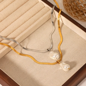 Colliers serpent en or et argent avec pendentifs perles baroques dans un coffret en bois