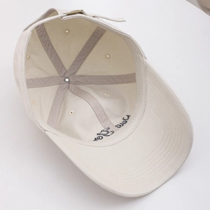 Vue détaillée de l'intérieur d'une casquette en coton avec coutures renforcées et boucle métal