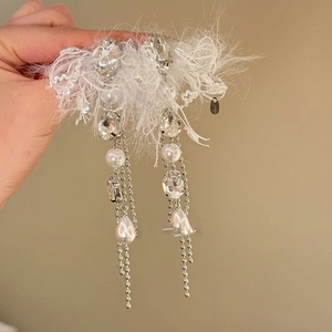 Boucles d'oreilles perles et cristal avec franges en laine blanche et pompons argent
