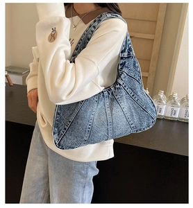 Détail du sac à bandoulière en denim patchwork montrant le motif géométrique sur un mannequin