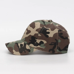 Détail de la casquette de baseball camouflage avec œillets respirants et bouton supérieur