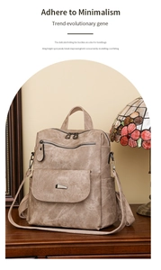 Detailansicht des khakifarbenen Retro-Rucksacks mit Multi-Taschen-Design auf Holz