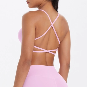 Vue détaillée du dos de la brassière rose avec sangles croisées et tissu élastique