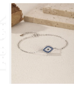 Détail du bracelet en argent sterling S925 avec œil bleu et zircons blancs
