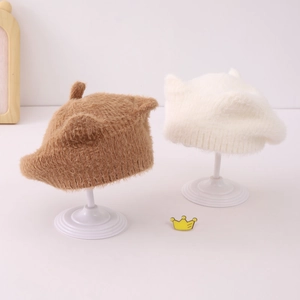 Détail de bérets en peluche pour enfants avec oreilles de chat mignonnes en marron et blanc