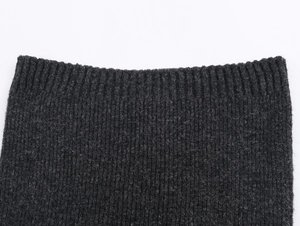 Detaillierte Makroansicht von dunkelgrauem Strickstoff mit Rippenstruktur und Nahtdetails