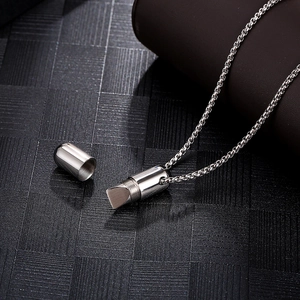 Gros plan du collier pendentif capsule argenté avec bouchon à vis et structure interne