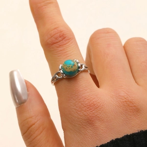 Detailaufnahme des Vintage-Rings mit rundem Türkisstein und hohlen Schnitzereien