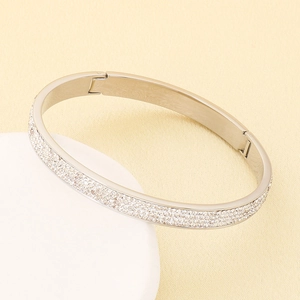 Gros plan d'un bracelet en acier titane argenté orné d'un pavage de strass étincelants