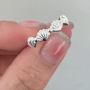Detailed close-up of 925 sterling silver ring featuring a linked shell design pattern