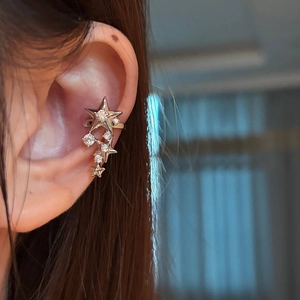 Elegant silver star ear bone clip with clear zircon crystals for non-pierced ears