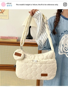 Détail du sac bandoulière matelassé crème avec petite pochette et étiquette cuir