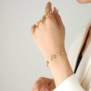 Bracciale a margherita dorata minimalista e set di anelli per donne eleganti