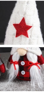 Détail d'un gnome de Noël avec bonnet à étoile rouge et texture en tissu écossais