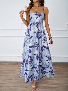 Détail d'une robe maxi fleurie bleu clair avec dos nu et fines bretelles réglables