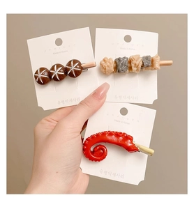Detailopname van realistische hars haarclips met etensspiesjes en octopus-tentakels