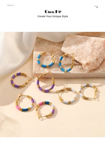 Détails des boucles d'oreilles créoles bambou plaquées or 18 carats avec émail coloré