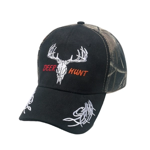 Cappellino camouflage con ricamo di teschio di cervo e scritta DEER HUNT in arancione