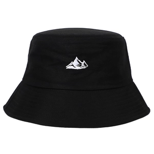 Gros plan de la broderie de montagne blanche sur un chapeau bob en coton noir