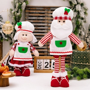 Detail von Weihnachtsmann-Plüschpuppen in Kochoutfits mit ausziehbaren Beinen