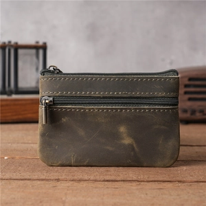 Détail du porte-monnaie vintage en cuir de cheval fou marron avec double fermeture