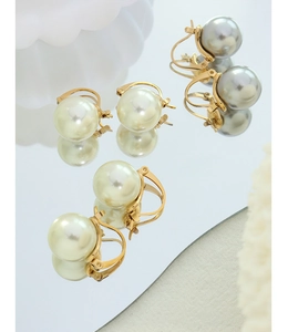 Détail de boucles d'oreilles perles élégantes avec placage en or 18 carats sur miroir
