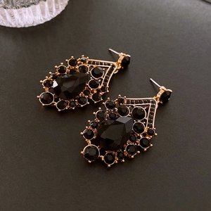 Détail de boucles d'oreilles vintage style français avec cristaux noirs en forme de poire