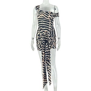 Détail d'une mini robe zébrée avec une épaule dénudée et une ceinture décorative