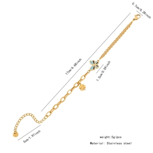 Tableau des tailles du bracelet en acier doré avec pendentifs papillon bleu et trèfle