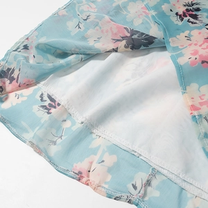 Dettaglio dell'orlo del vestito in chiffon a fiori con fodera bianca e cuciture rifinite