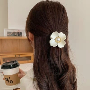 Eleganter weißer Blumen-Haarclip mit Perle für Damen im minimalistischen Haar-Styling