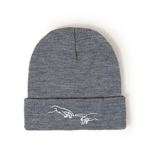 Détail d'un bonnet en maille grise avec broderie blanche mains de La Création d'Adam