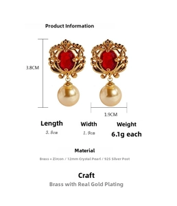 Vue détaillée de boucles d'oreilles rétro dorées avec zircon rouge et perles de cristal