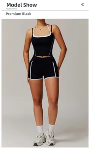 Détails du short de yoga taille haute et crop top noir avec passepoil contrasté blanc
