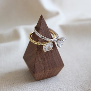 Classic silver and gold S925 rings with 1 carat round zircon on a pyramid wood stand