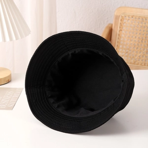 Dettaglio dell'interno di un cappello da pescatore nero con cuciture rinforzate