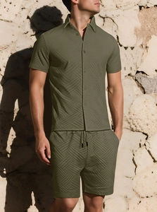 Texture dettagliata del set camicia a maniche corte e pantaloncini da uomo in jacquard